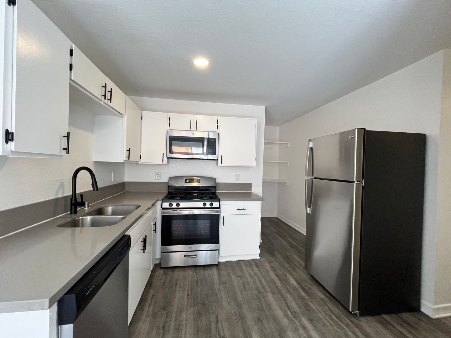 Los Angeles Apartment: 245 S Serrano Ave