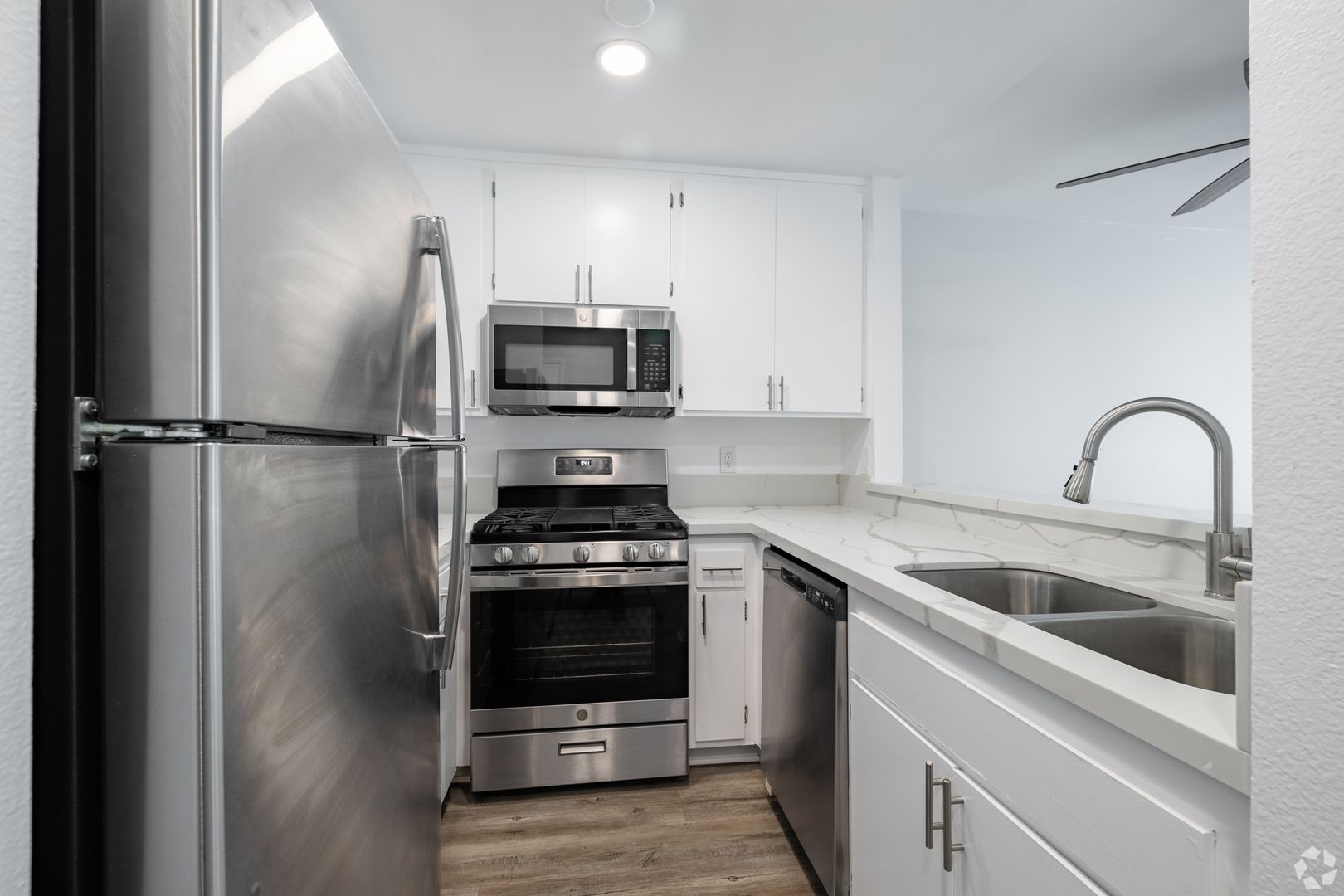 Tarzana Apartment: 5405 Lindley Avenue