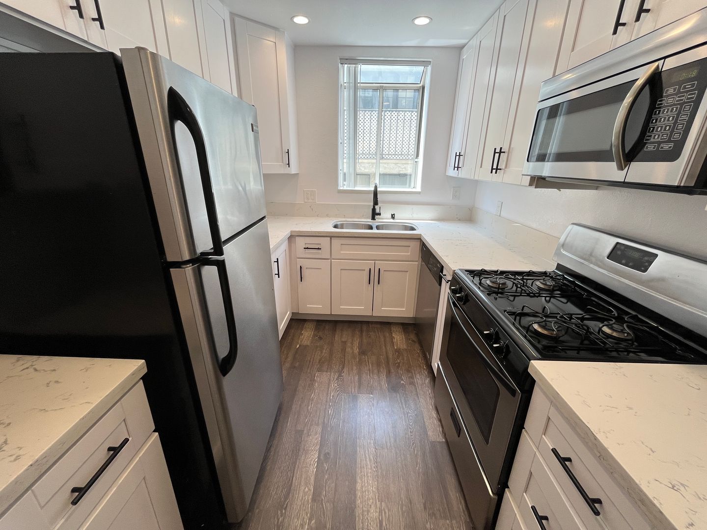 Los Angeles Apartment: 114 N. Doheny Drive