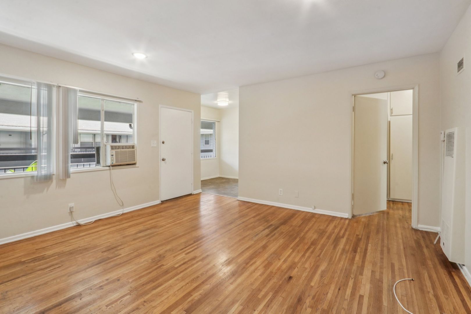 Los Angeles Apartment: 652 Veteran Ave