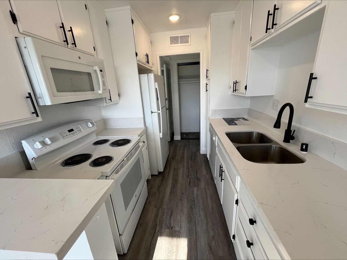 Los Angeles Apartment: 245 S Serrano Ave