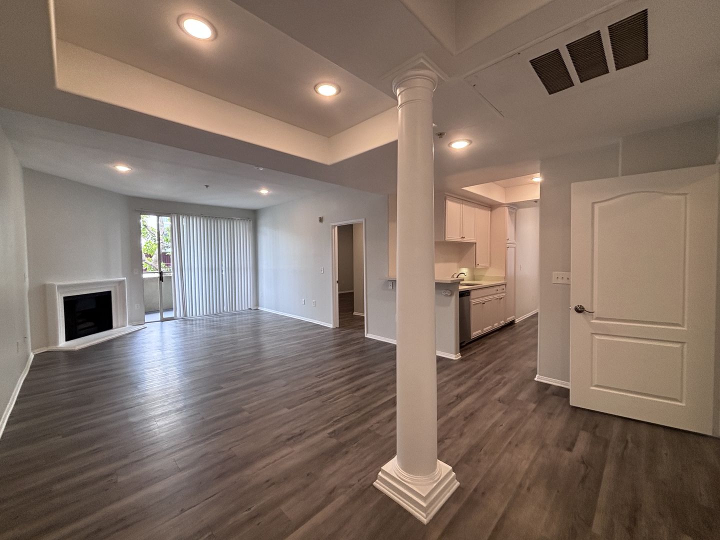 Los Angeles Apartment: 7044 Lanewood Avenue