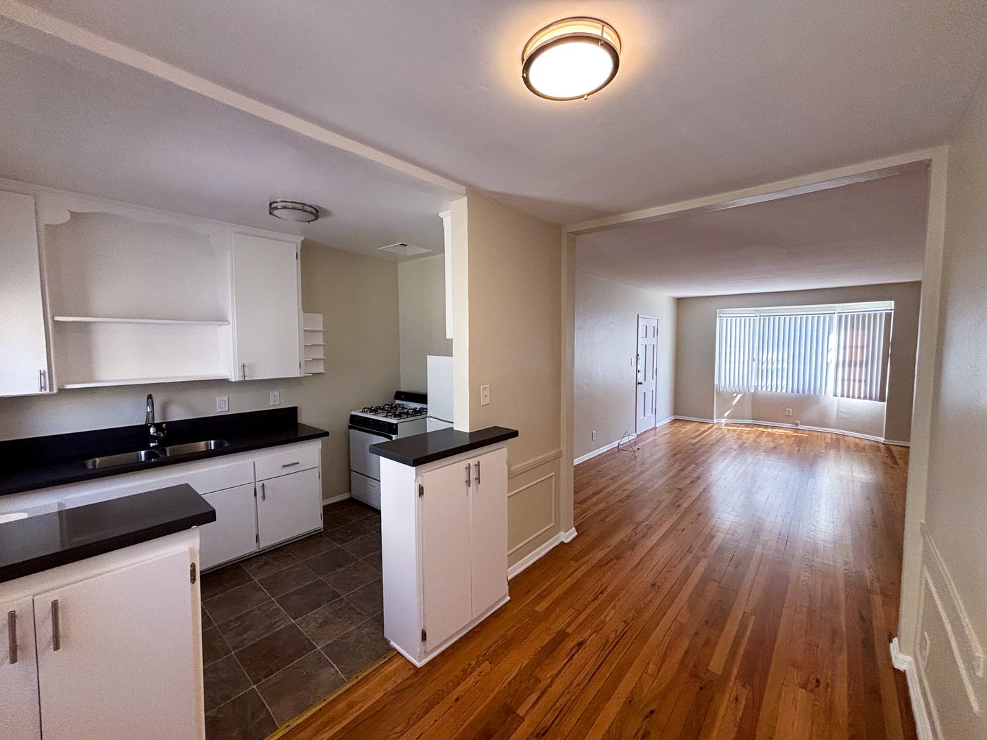 Los Angeles Apartment: 605 Kelton Ave