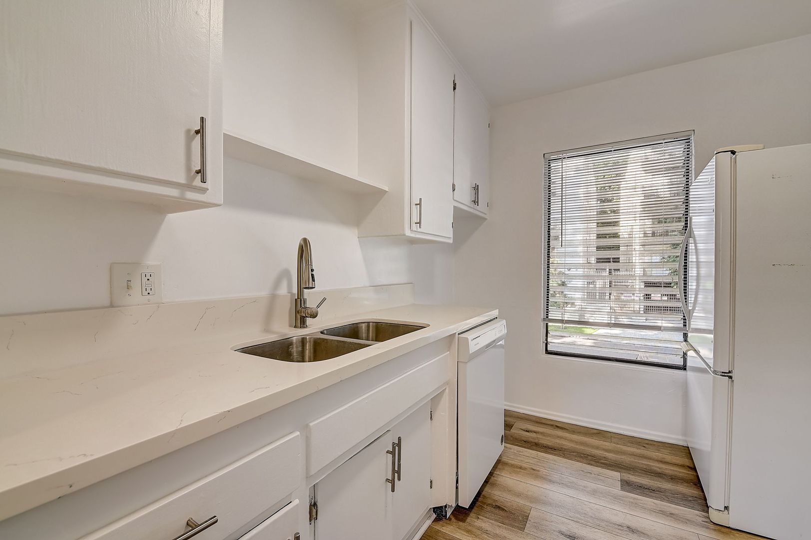 Los Angeles Apartment: 7057 Lanewood Ave