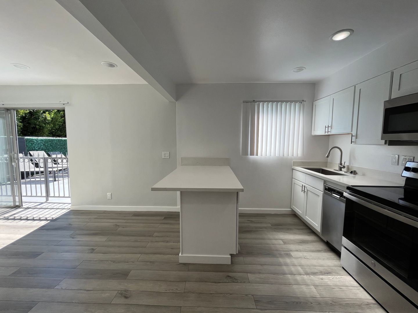 Los Angeles Apartment: 616 North Sweetzer Avenue