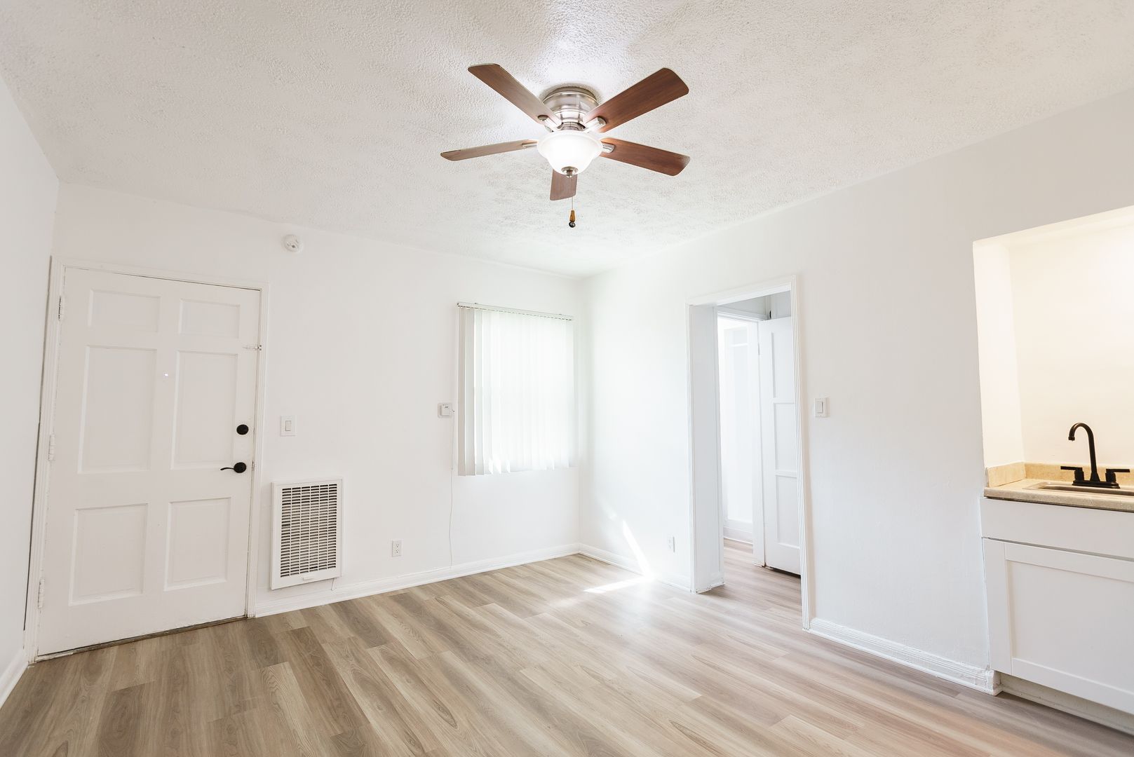 Los Angeles Apartment: 944 Tiverton Avenue