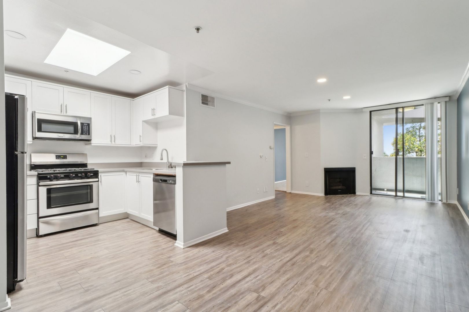 Los Angeles Apartment: 1223 Federal Ave