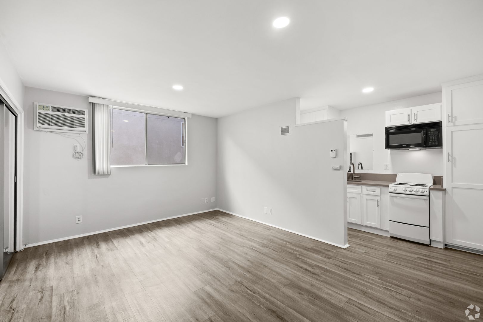 Los Angeles Apartment: 1275 Federal Avenue