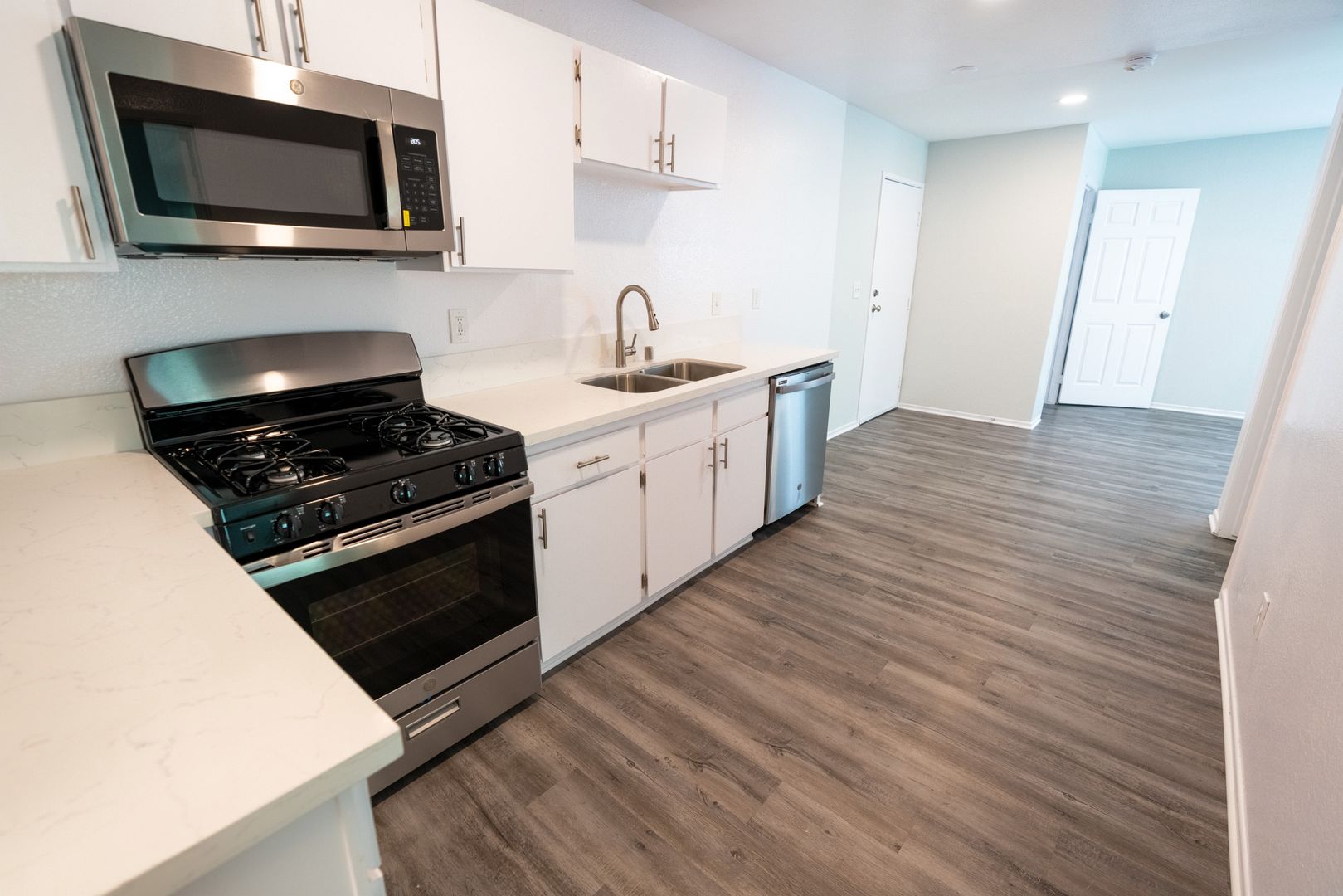 Los Angeles Apartment: 226 South Serrano