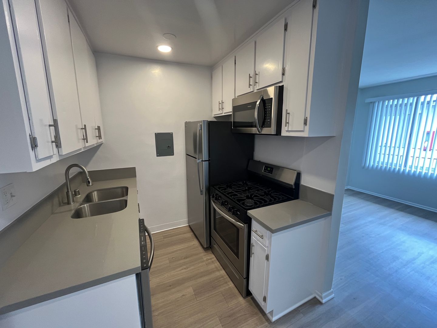 Los Angeles Apartment: 11937 Avon Way