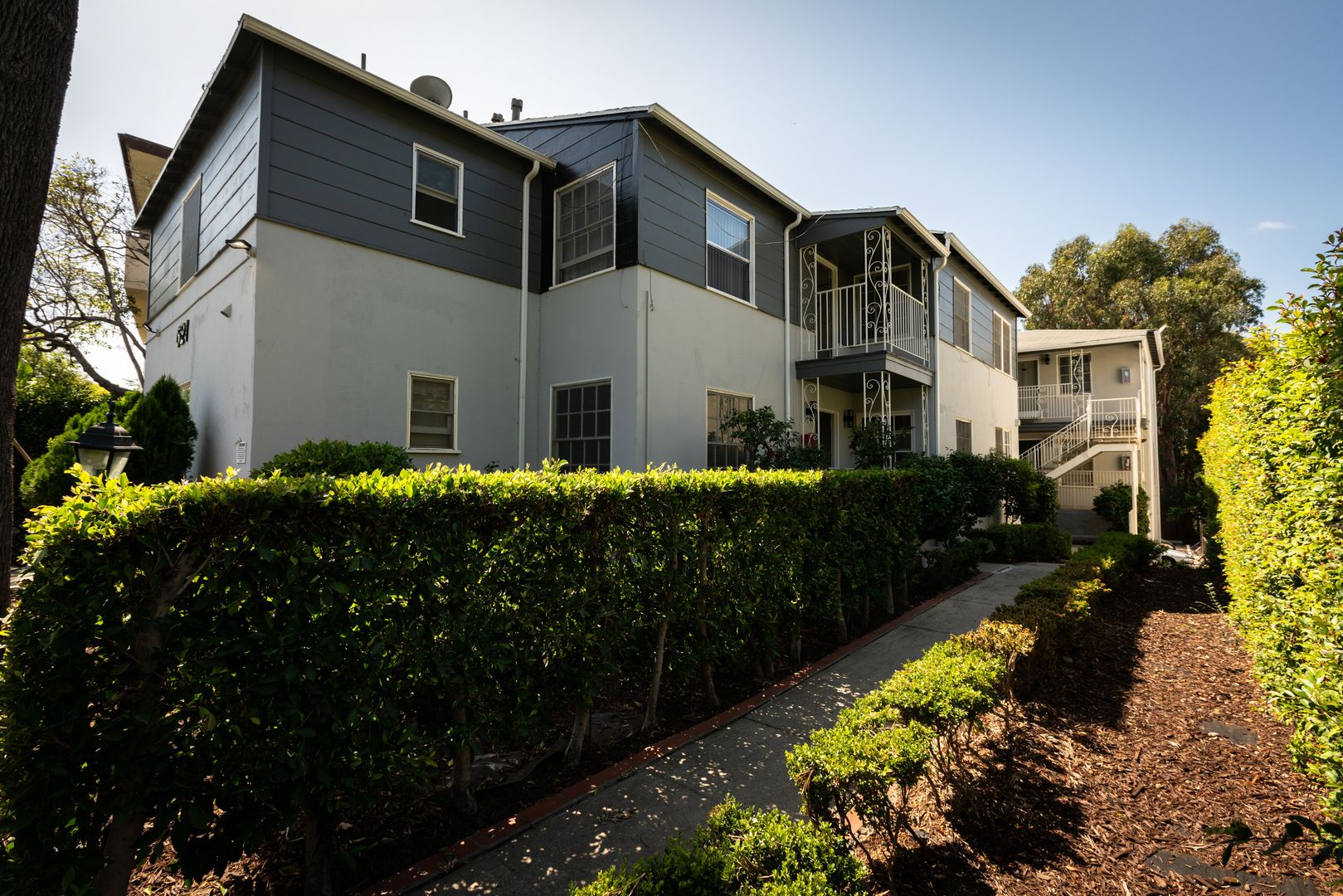 Los Angeles Apartment: 621 Midvale Avenue