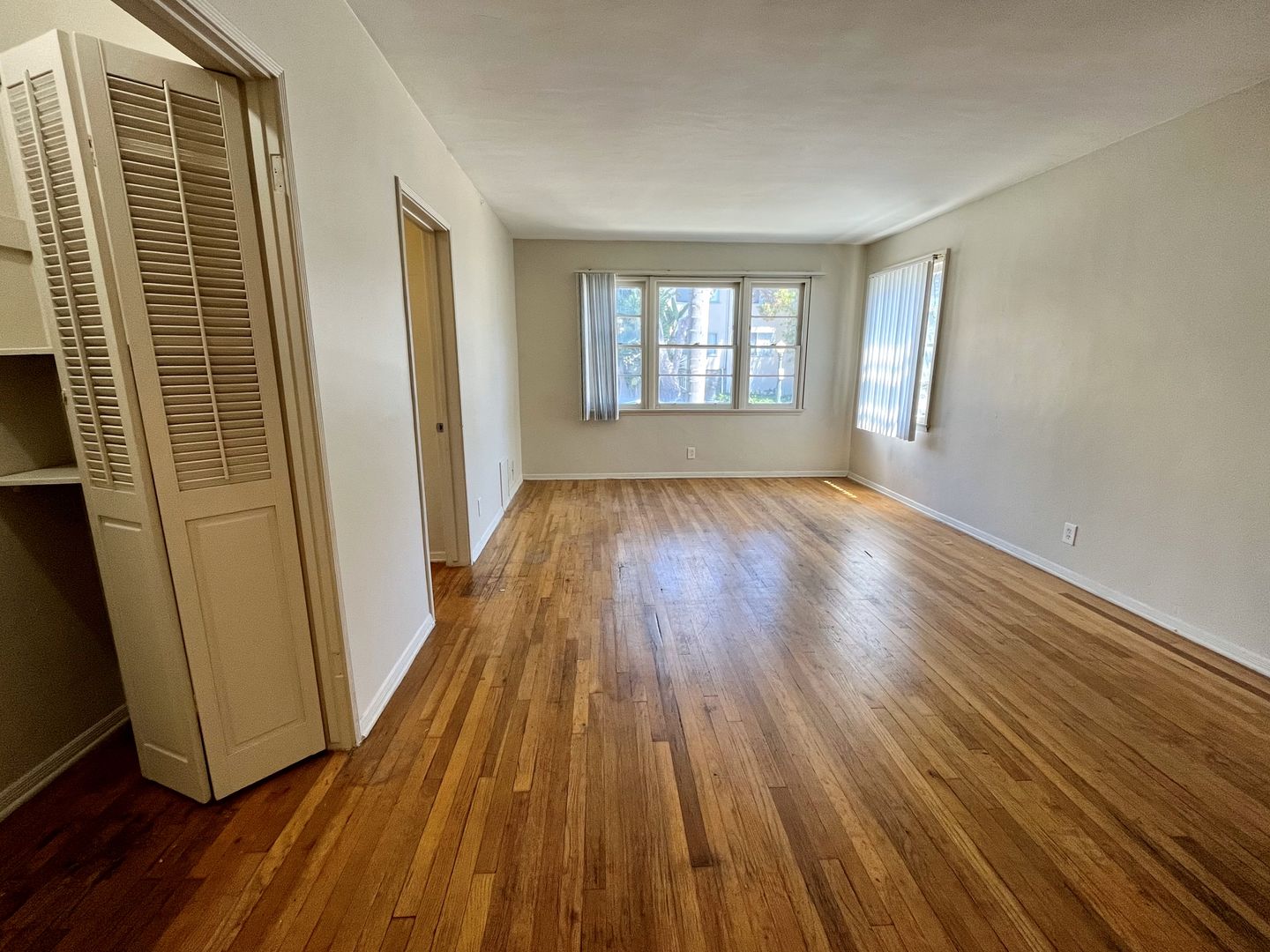Los Angeles Apartment: 605 Kelton Ave