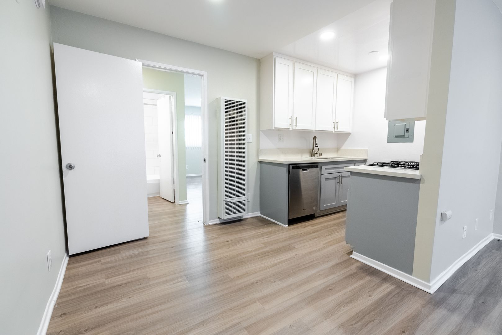 Los Angeles Apartment: 11937 Avon Way