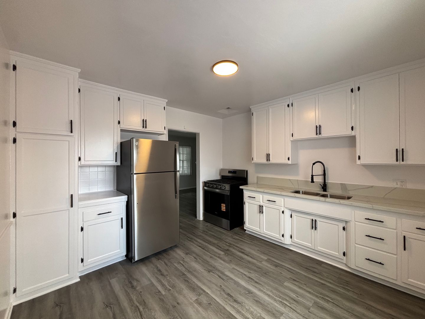 Los Angeles Apartment: 7056 Lanewood Avenue