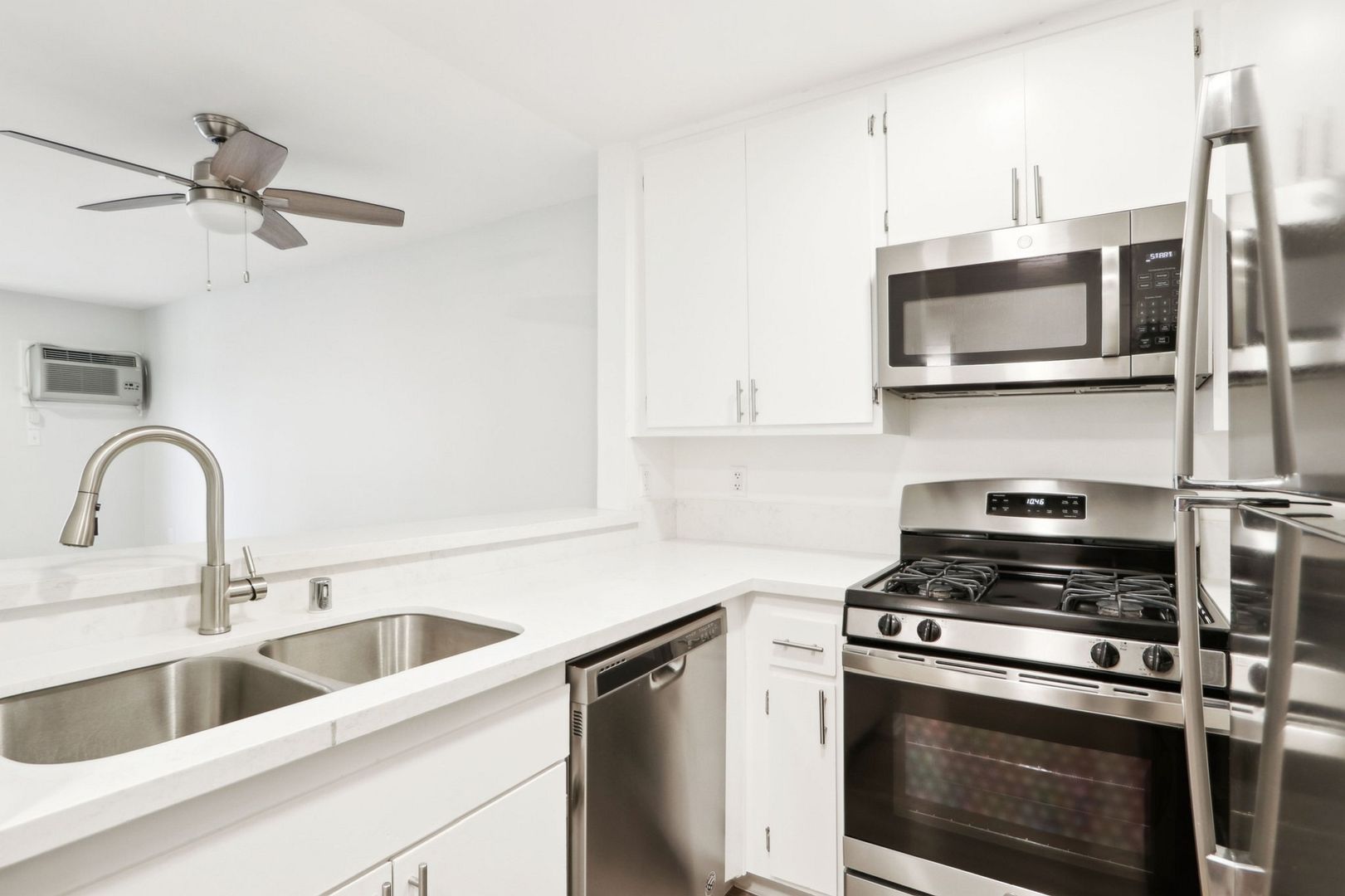 Tarzana Apartment: 5405 Lindley Avenue