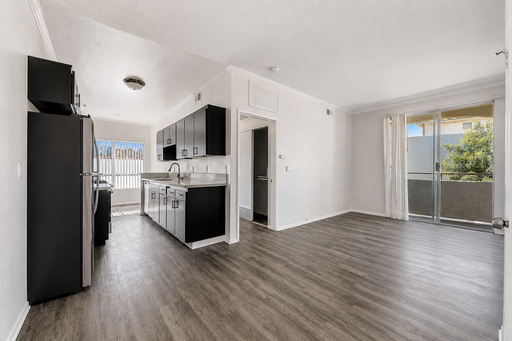 14900 Moorpark - Gorgeous, fully renovated building located in Sherman Oaks