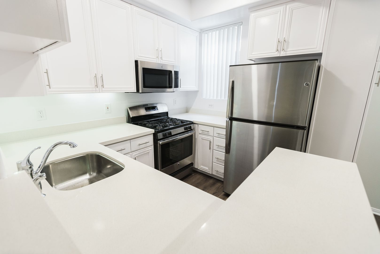 Los Angeles Apartment: 2225 South Beverly Glen Boulevard