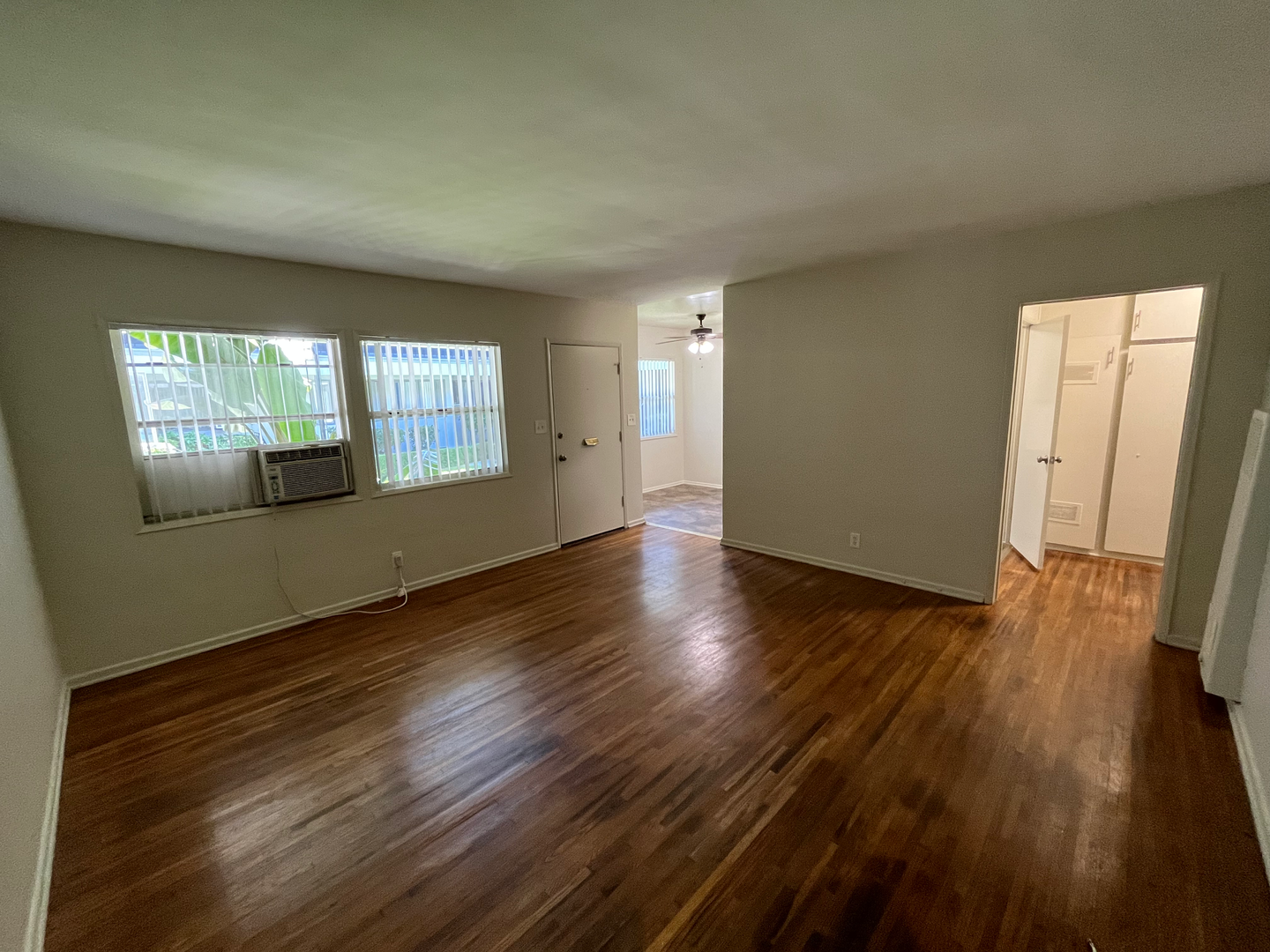 Los Angeles Apartment: 652 Veteran Ave