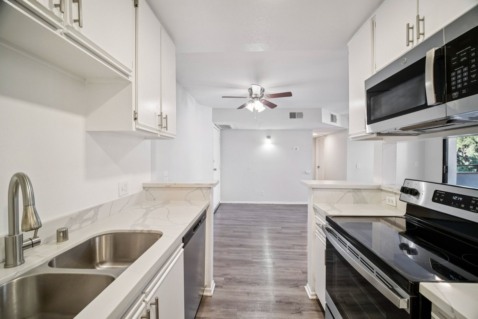 Van Nuys Apartment: 6310 Sylmar Ave