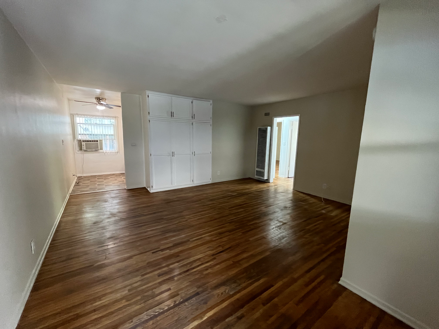 Los Angeles Apartment: 652 Veteran Ave