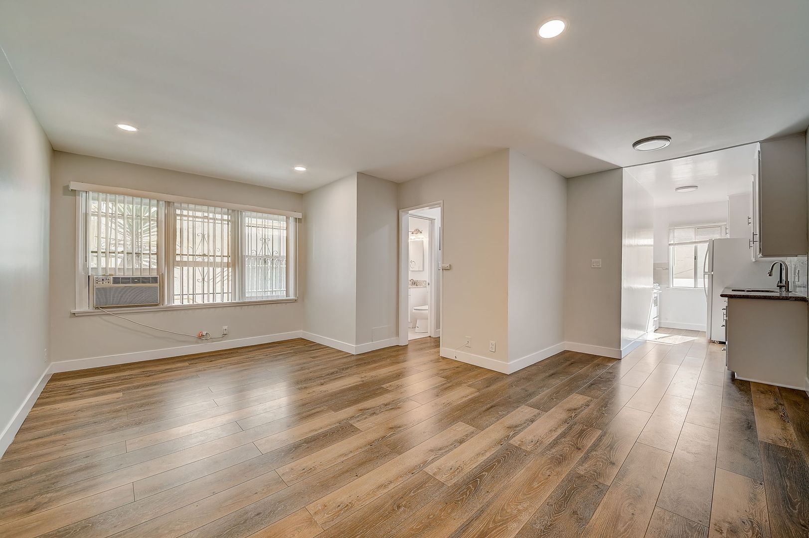 Los Angeles Apartment: 7044 Lanewood Avenue
