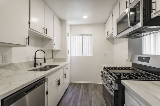 17211 Chatsworth - Gorgeous, fully renovated building located in Granada Hills – photo 1