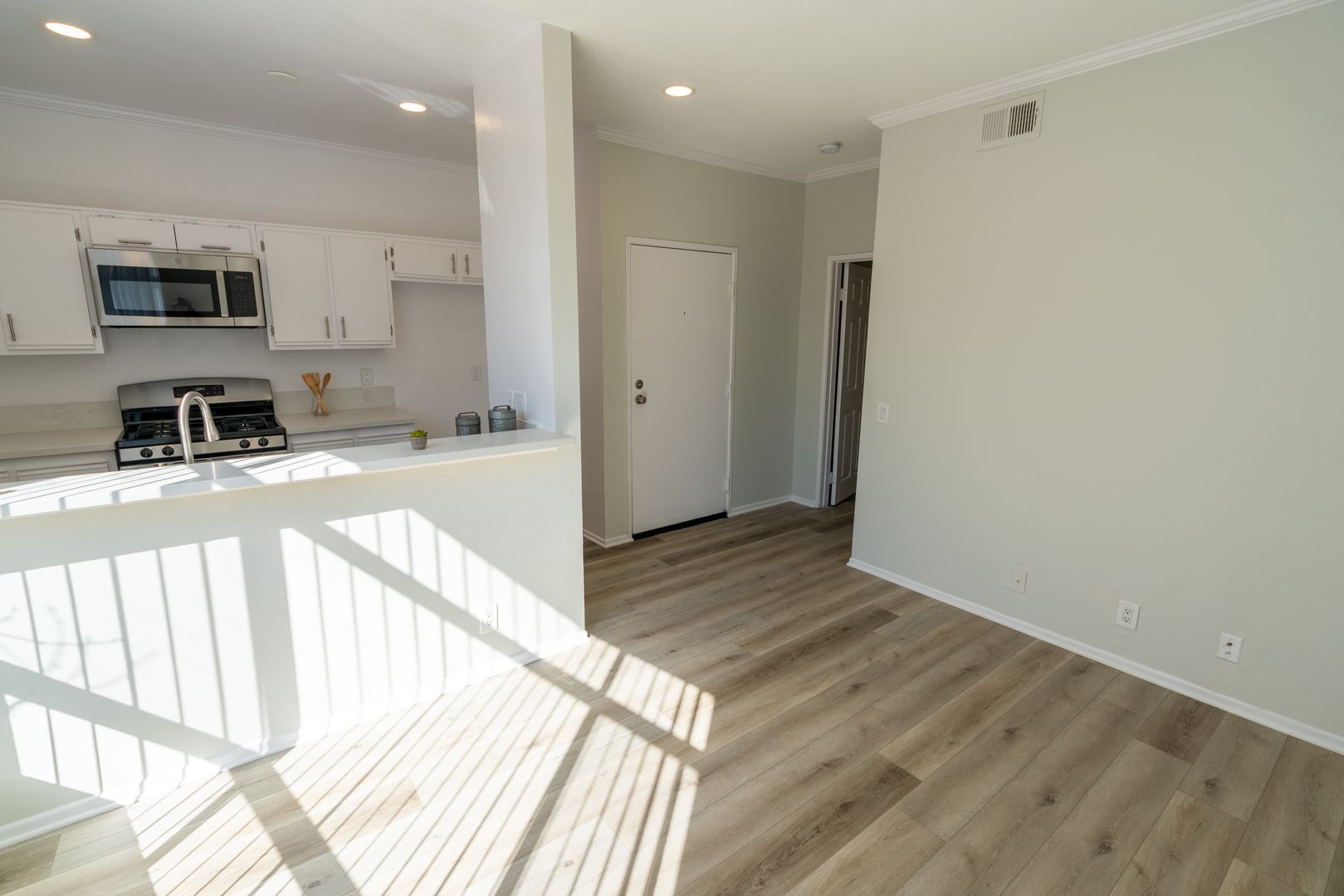 Sherman Oaks Apartment: 14900 Moorpark St