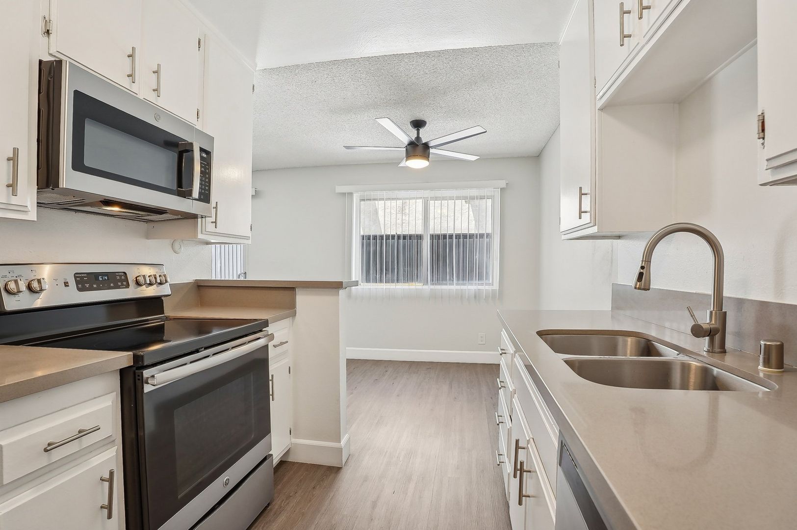 Los Angeles Apartment: 245 S Serrano Ave