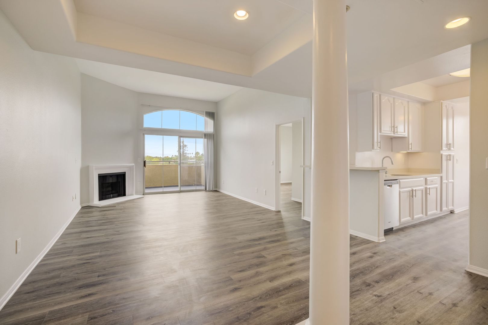 Los Angeles Apartment: 2225 South Beverly Glen Boulevard