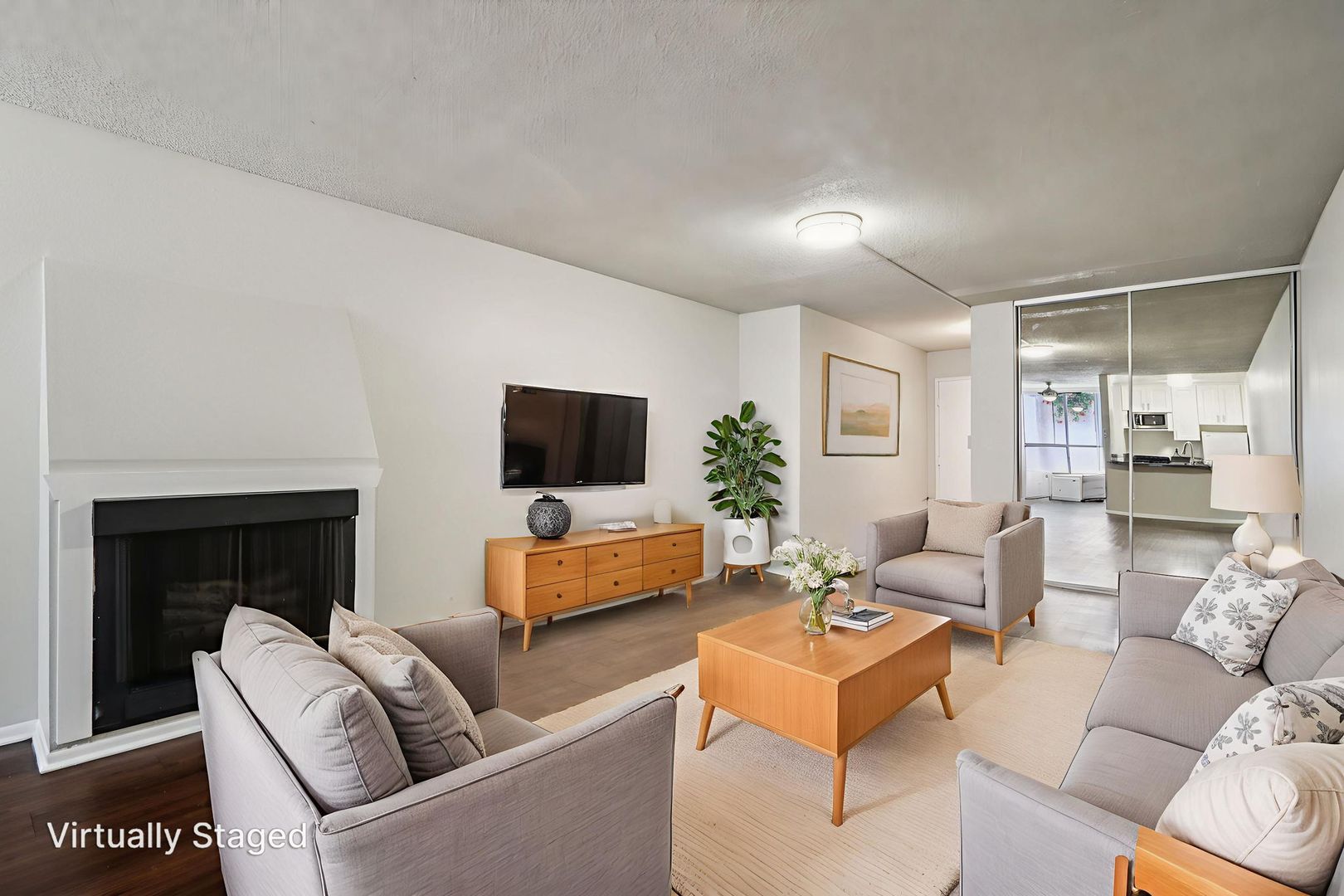 Los Angeles Apartment: 641 Gayley Ave