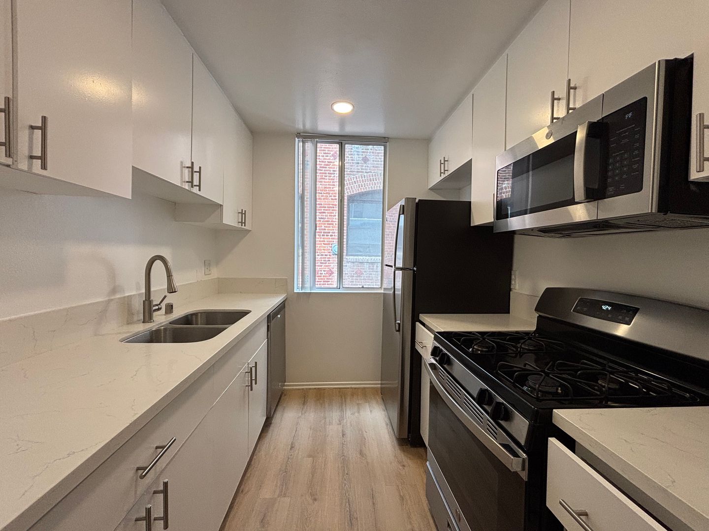 Los Angeles Apartment: 314 South Manhattan Place