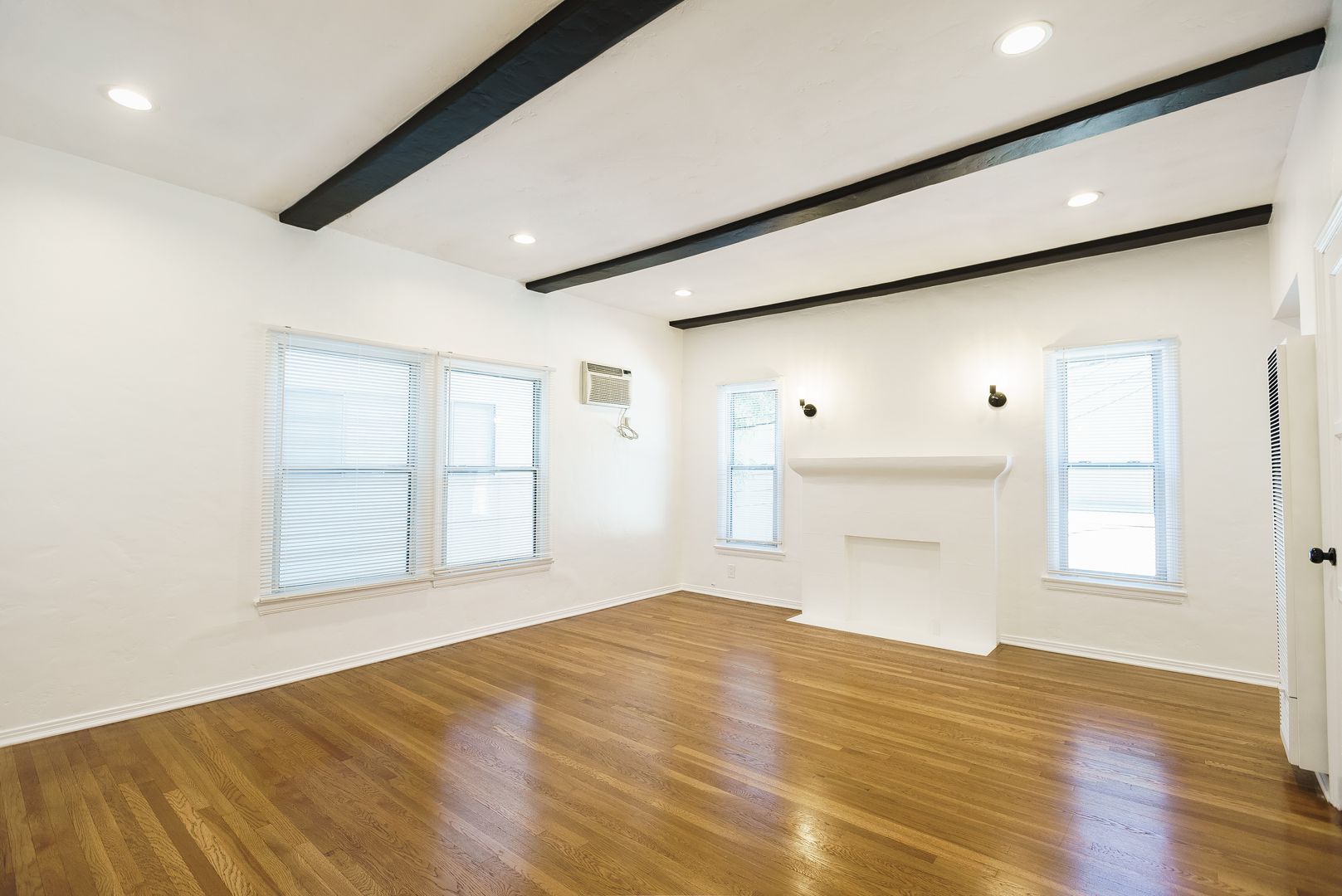 Beverly Hills Apartment: 147 North Hamilton Drive