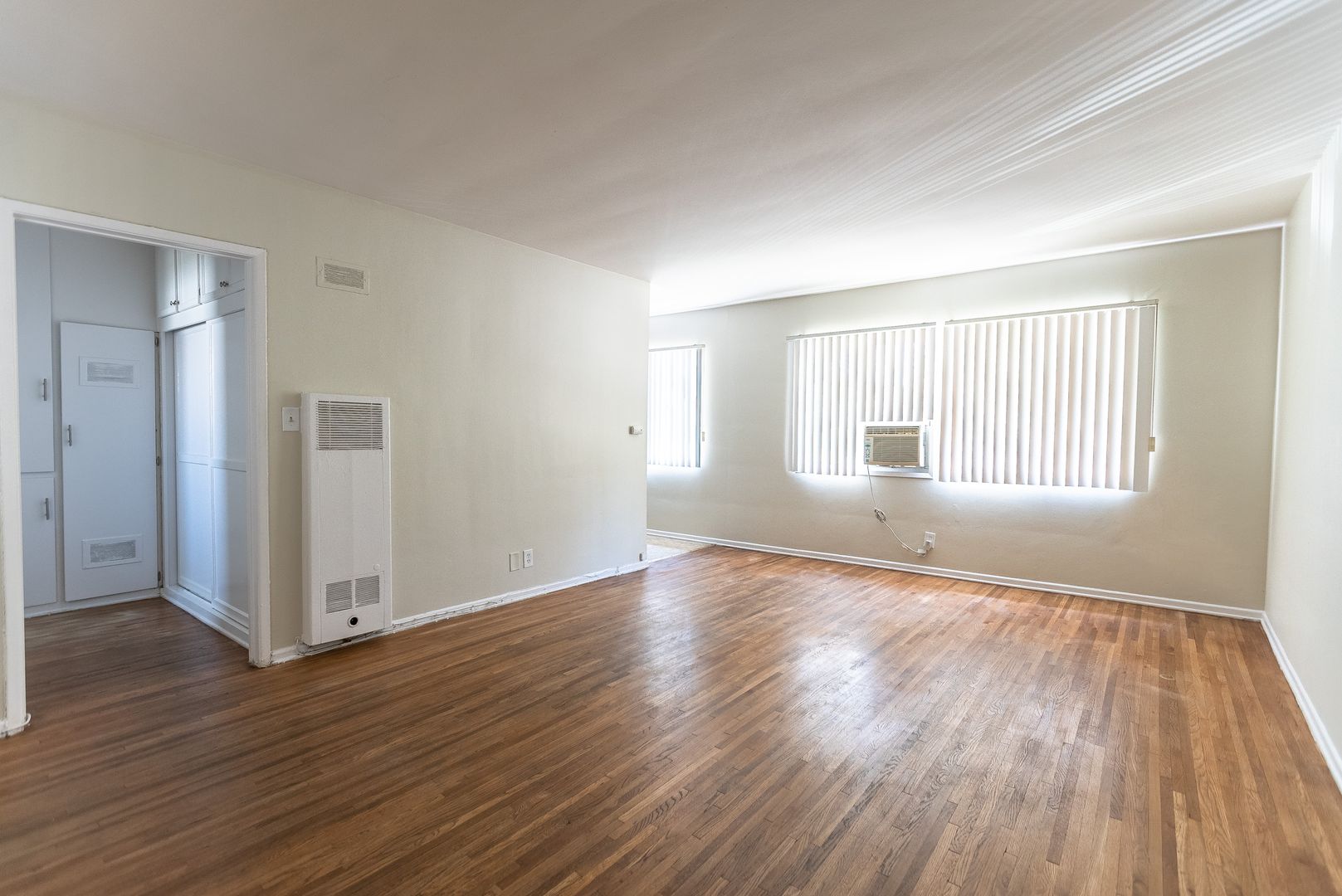 Los Angeles Apartment: 652 Veteran Ave