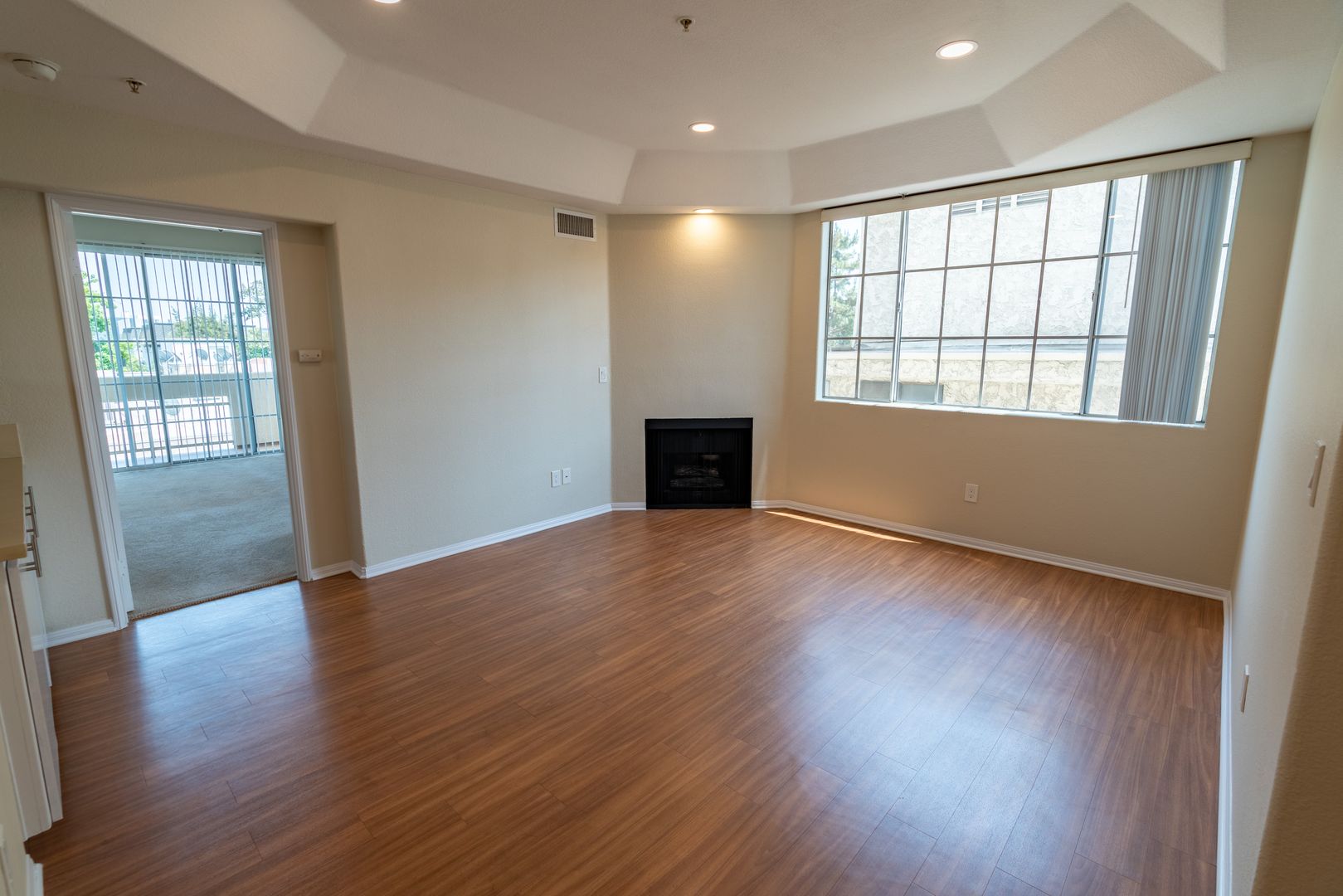 Los Angeles Apartment: 114 N. Doheny Drive
