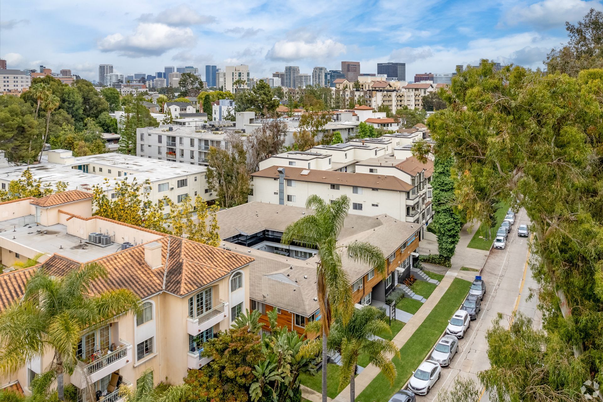 Los Angeles Apartment: 652 Veteran Ave