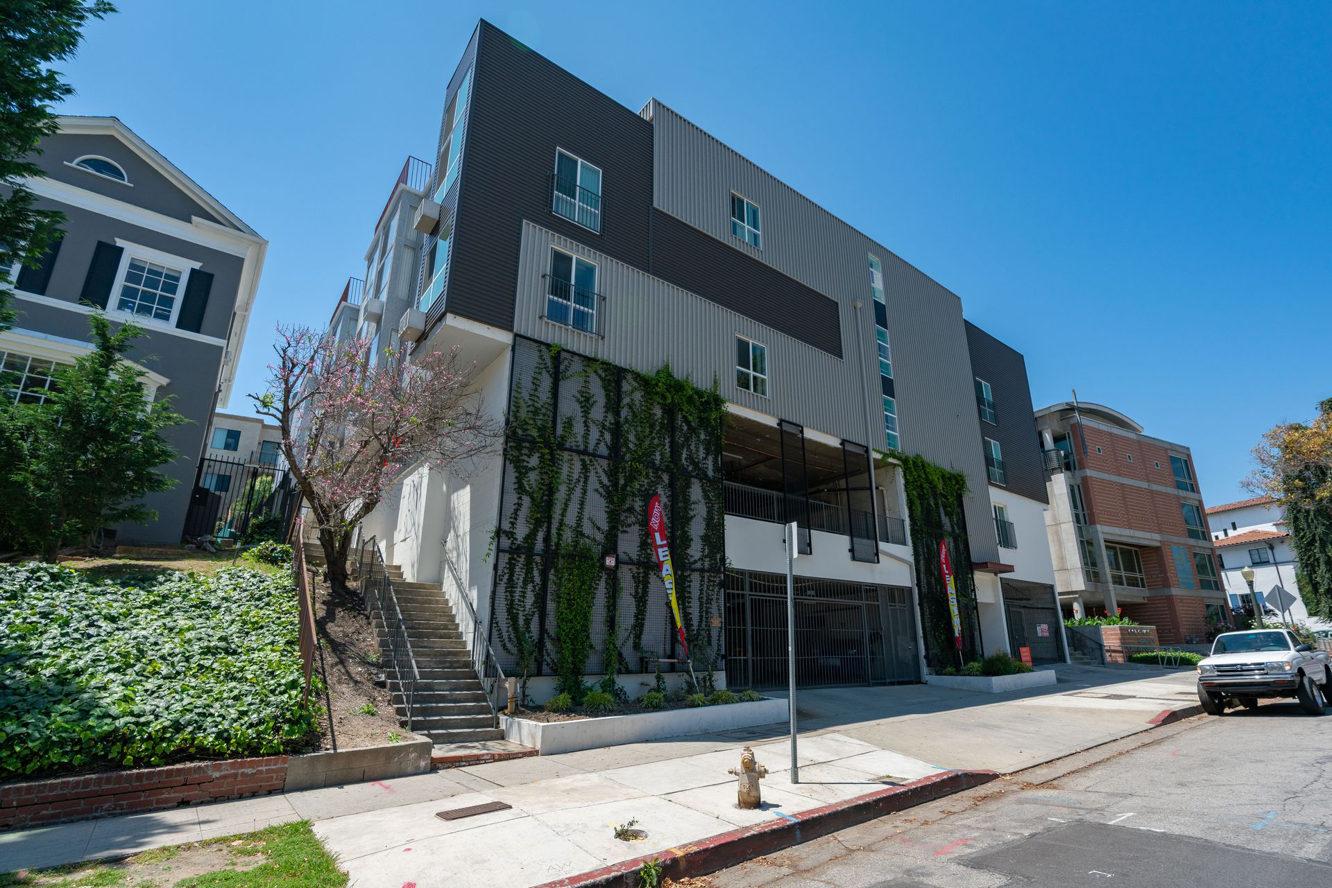 Los Angeles Apartment: 641 Gayley Ave