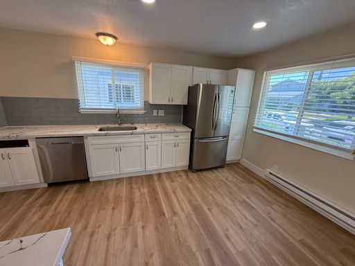 Spacious 3 Bed 2 Bath Apartment | New Floor & New Paint – photo 1