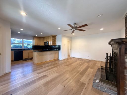 Spacious 2 Bed 1 Bath Duplex | Garage | Washer/Dryer – photo 1