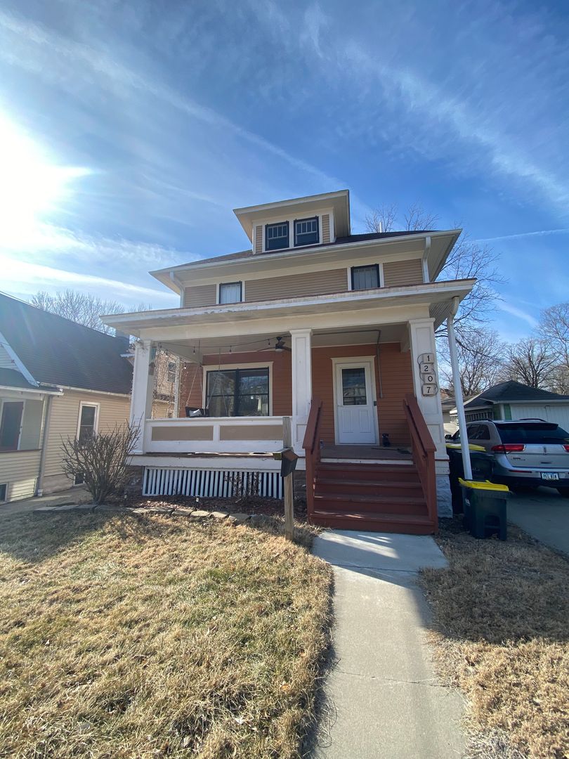 Iowa City House: 1207 Muscatine Avenue