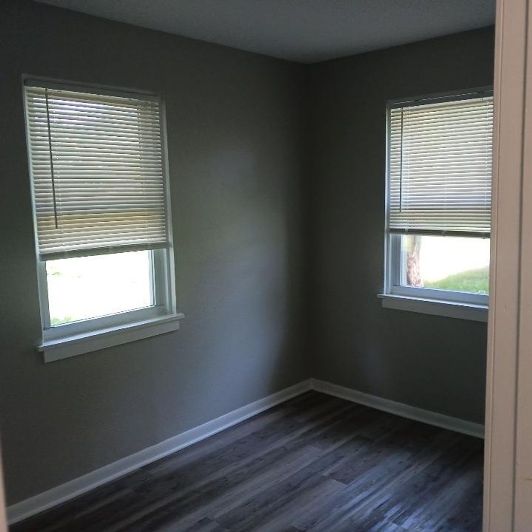 Topeka House: 214 SW Sanneman