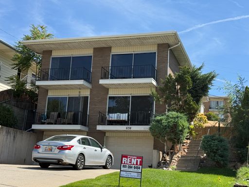 Spacious 4 bed 2 full bath duplex with double car garage in the Aves behind the Capital. – photo 1
