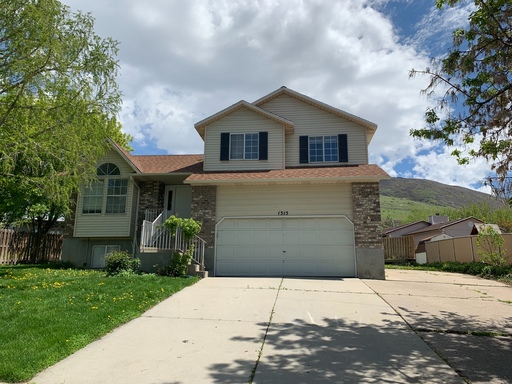 A 5 bed 3 bath home located at 1315 Brook lane in Farmington, UT.