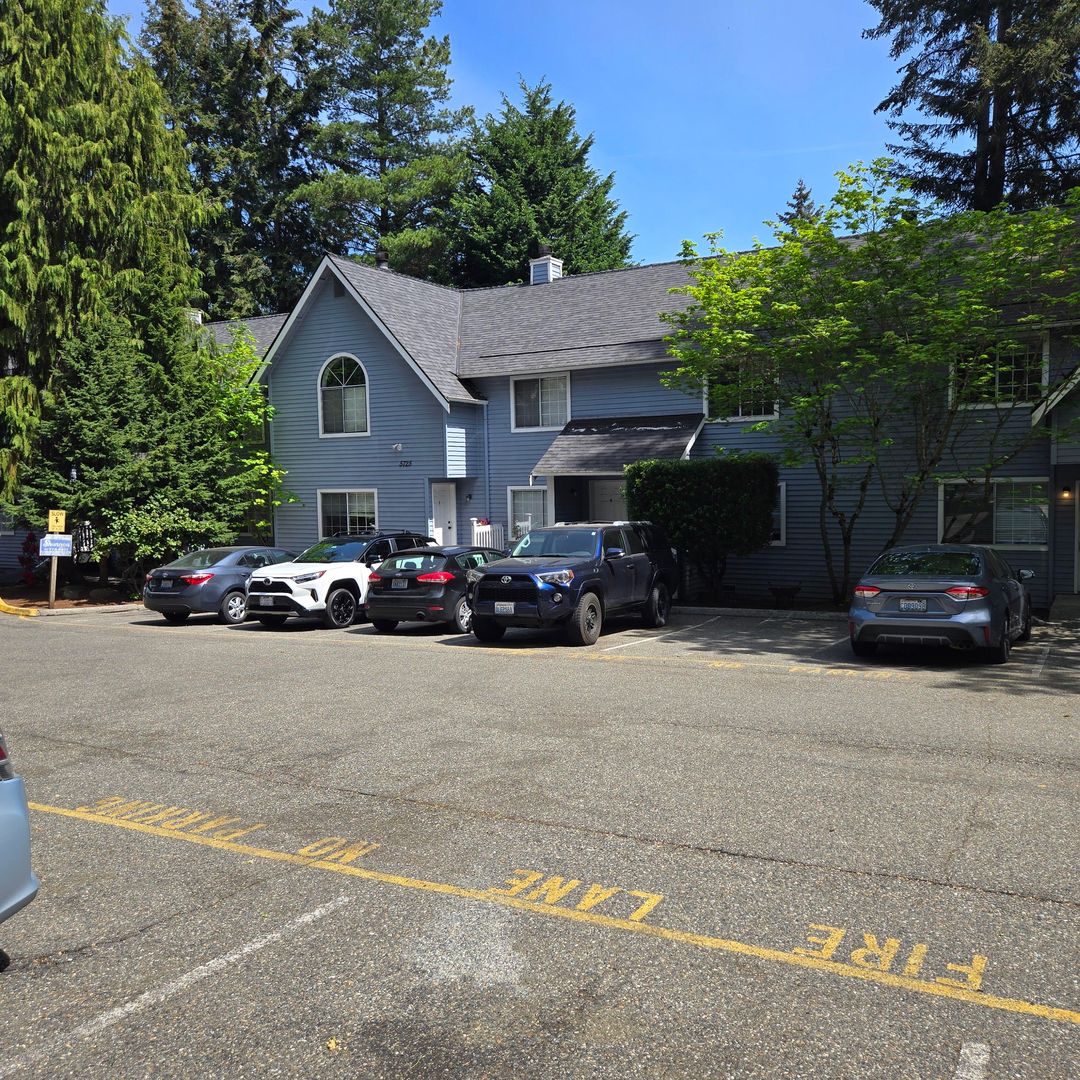 Lynnwood Apartment: 5725 200th Street SW