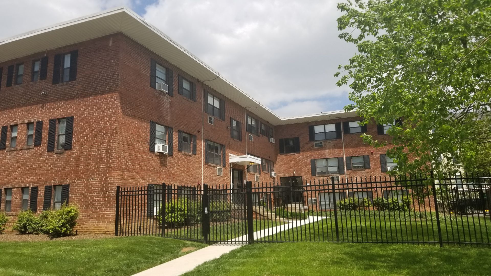 Arlington Apartment: 1215 N Quinn Street