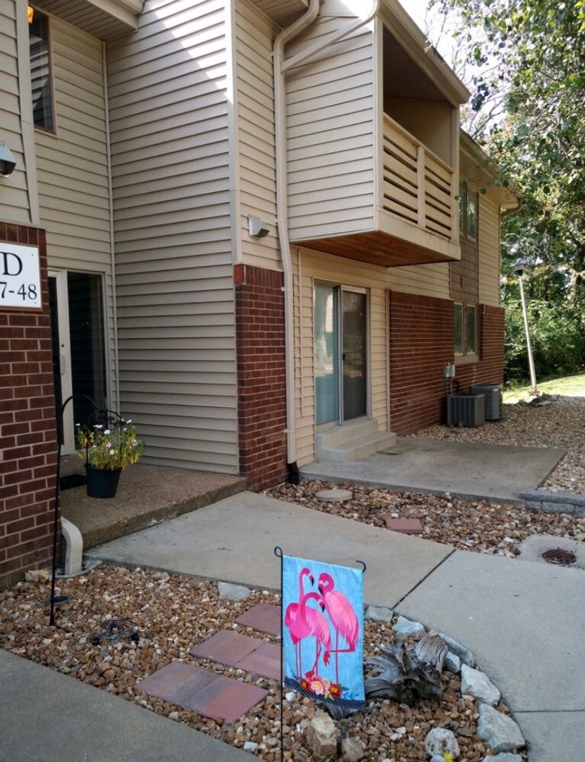 Arnold Apartment: 32 Woodglen Apartment