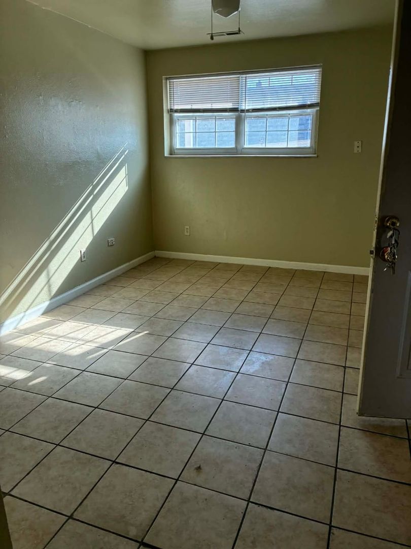 Fenton Apartment: 373 Corisande Hill