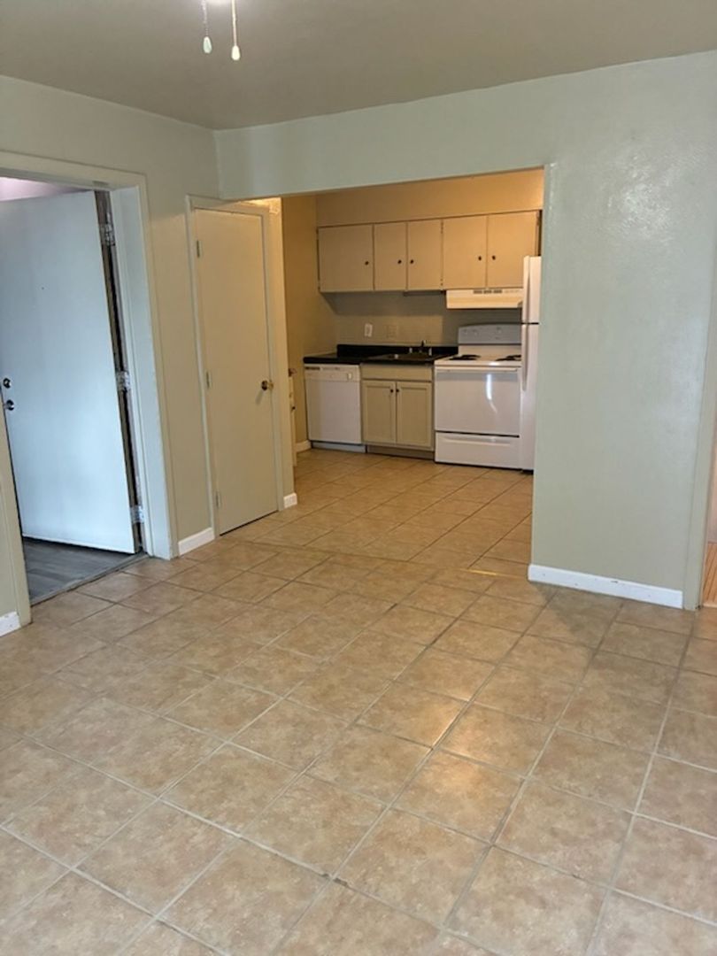 Fenton Apartment: 373 Corisande Hill