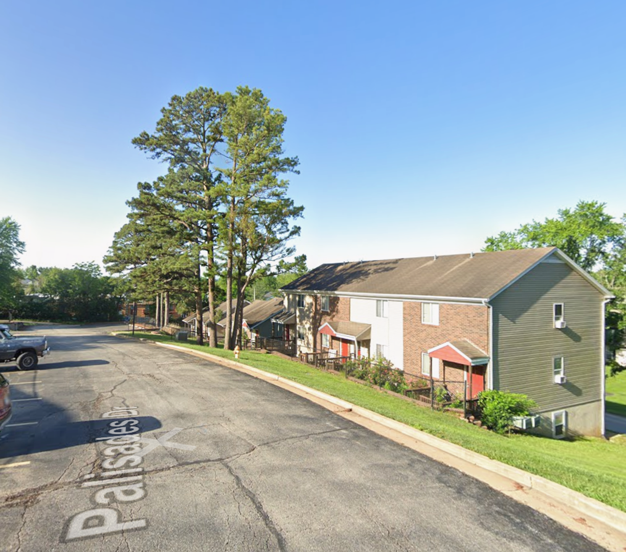 Pacific Apartment: Palisades Dr