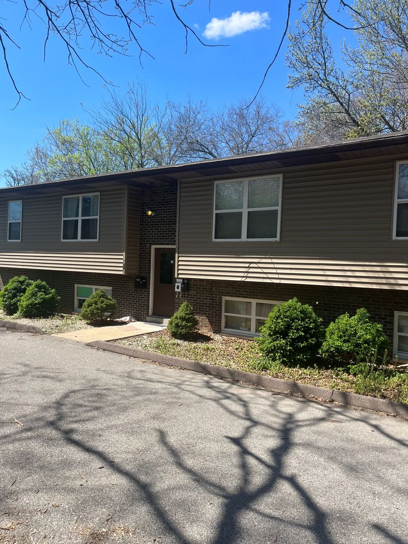 Festus Apartment: 325 Sunny Side Front/ Rear