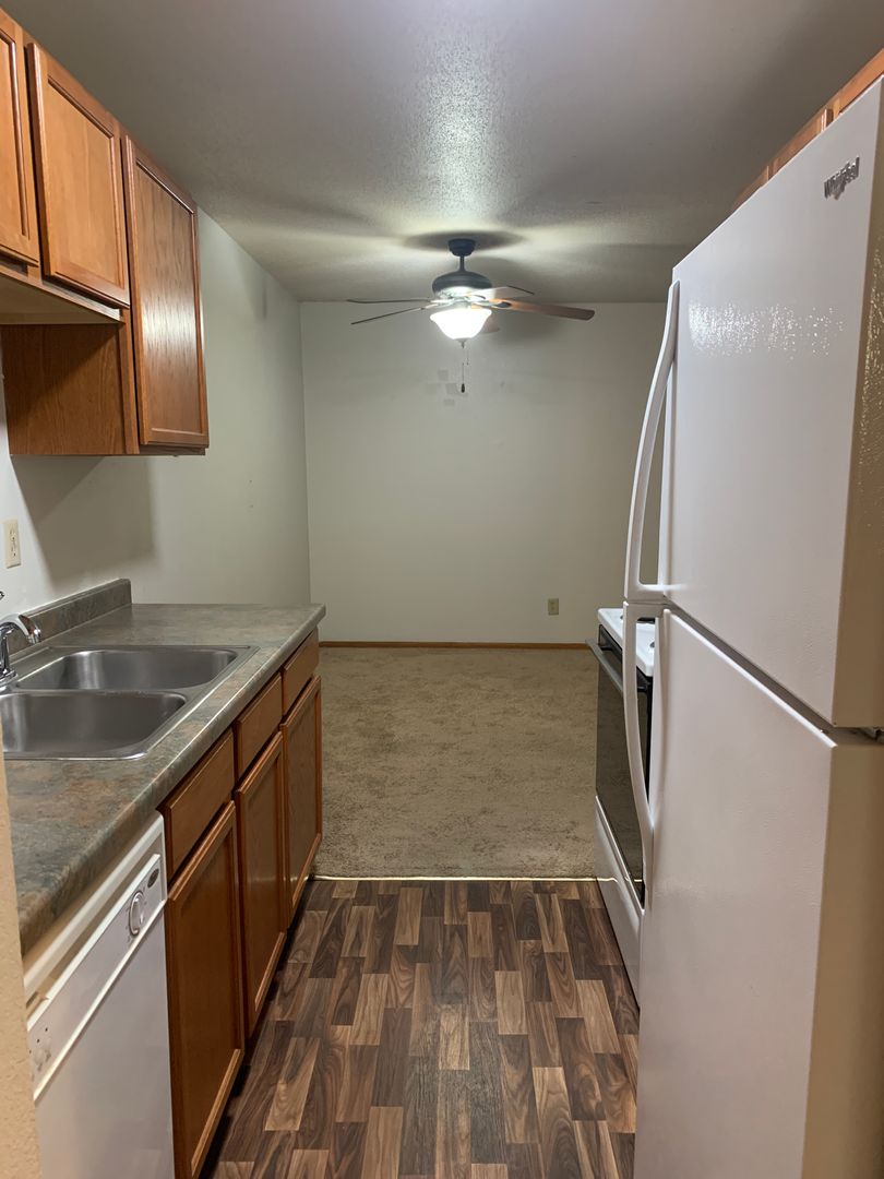 Hutchinson Apartment: 987 & 991 Echo Dr SE